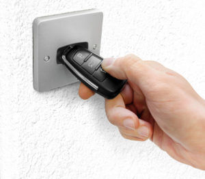 Einsteckschlüssel in Wandsteckdose, Sicherheit, Zugangskontrolle, Schlüssel, Sicherheitssystem.