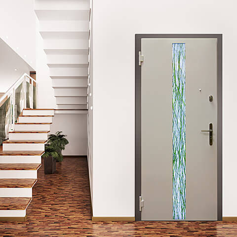 Hauseingangstür mit modernem Design und dekorativem Glasstreifen, elegante Inneneinrichtung, helle W.