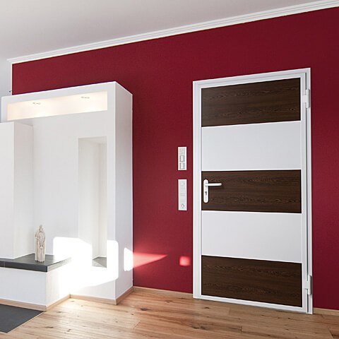 Hintertür mit modernen Holz-Design, elegante Raumgestaltung, hochwertige Innentür für stilvolles Zuh.