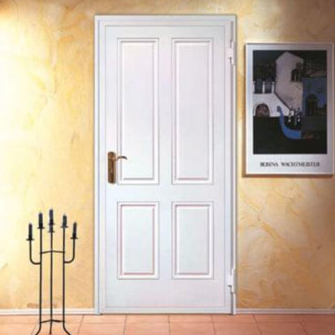 Weiße Innentür mit goldener Griff in modernem Raum, dekorativ beleuchtet.