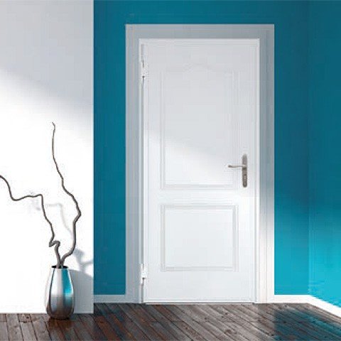 Hintertür in modernem Raum mit blauer Wand und Holzboden, stilvolle Inneneinrichtung.