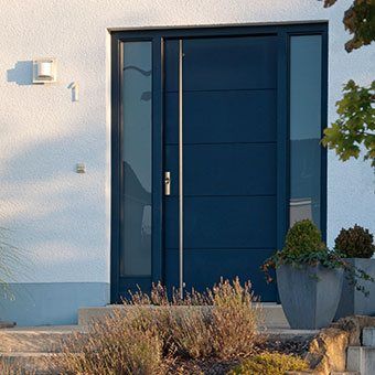 Modernes Haustürdesign in Blau mit Glas-Elementen, hochwertige Eingangstür für mehr Sicherheit und S.
