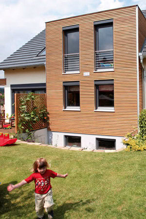 Hochwertiges modernes Holzhaus mit großen Fenstern und Garten, nachhaltige Bauweise, Biffar Proj.