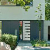 Moderne Haustür mit stilvollem Design und Begrünung vor dem Haus.