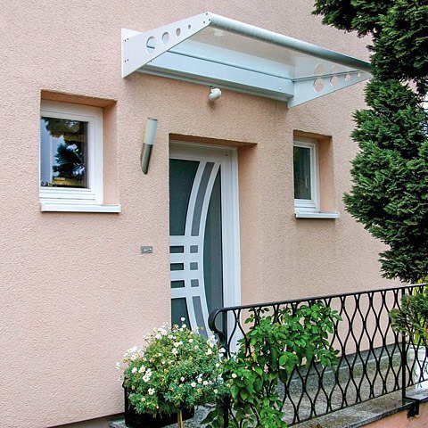 Hauseingang mit modernem Glasdesign und Sonnenschutz, hochwertige Fenster und Balkon mit Blumen und.