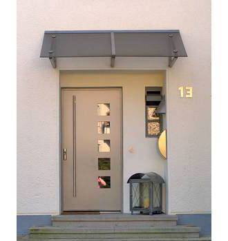 Hauseingang mit moderner Tür und Hausnummer 13, gepflegte Fassade, stilvolle Eingangsgestaltung.