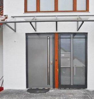 Hochwertige moderne Haustür mit Glas und Holzdetails, sichere Eingangslösung für Ihr Zuhause.