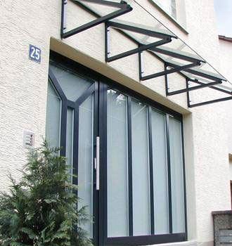 Hochwertige moderne Eingangstür mit Glas und Metallrahmen, ideal für zeitgemäßes Gebäudedesign.