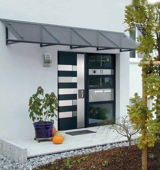 Hauseingang mit modernem Design und markanten schwarzen und weißen Streifen.