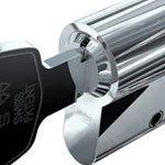 Hochpräziser digitaler Messschieber für genaue Längenmessung in der Fertigung.