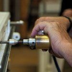 Präzises Bohren in Holz für hochwertige Möbel und Konstruktionen.