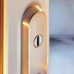 Türgriff aus Edelstahl mit modernem Design und Schlüsselloch, ideal für hochwertige Türen.