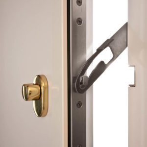 Hochsicherer Türschloss mit Metallriegel und Zylinderschloss für optimalen Einbruchschutz.