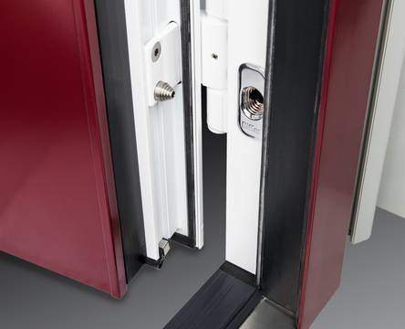 Und Zugangssysteme in einem modernen Gebäude, Fokus auf Türverriegelung und elektronische Steuerung.