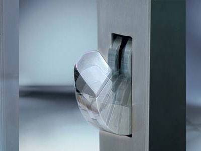 Schloss an einer Tür, hochwertige Metallverriegelung für mehr Sicherheit.