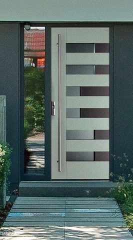 Design mit horizontalen Glas- und Metallpaneelen, stilvoll und sicher.