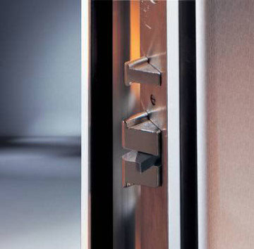 Türschloss und Zylinder in einer modernen Haustür, Fokus auf Sicherheit und Design.