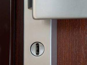 Türschloss mit Schlüssel im Türrahmen, Sicherheit und Zugangskontrolle.
