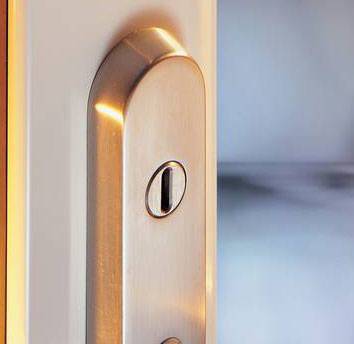 Türschloss mit modernem Design und metallicem Finish.