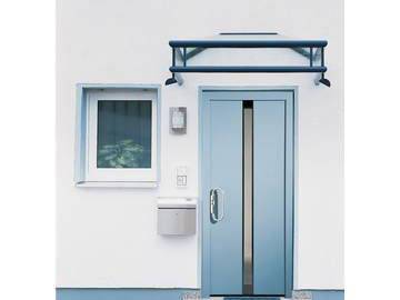 Hauseingang mit moderner Tür und Fenster, barrierefreier Zugang, minimalistische Fassadengestaltung.