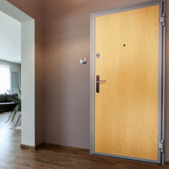 Hochwertige Holztür im Eingangsbereich mit moderner Sicherheitstechnik.