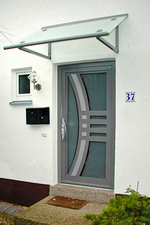 Modernes Haustürdesign mit stilvollem Oberlicht und Schutzüberdach, hochwertige Tür für sicheren Ein.
