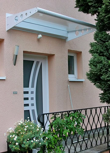 Hauseingang mit modernem Überhang und stilvollem Design, ideal für zeitgemäße Fassadengestaltung.