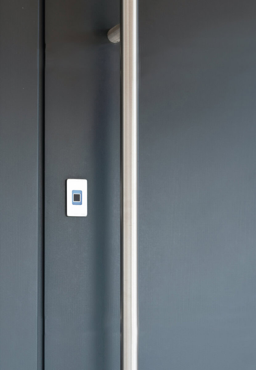 Hochwertiger Aufzugsknopf in moderner Gebäudearchitektur, barrierefreier Zugang.
