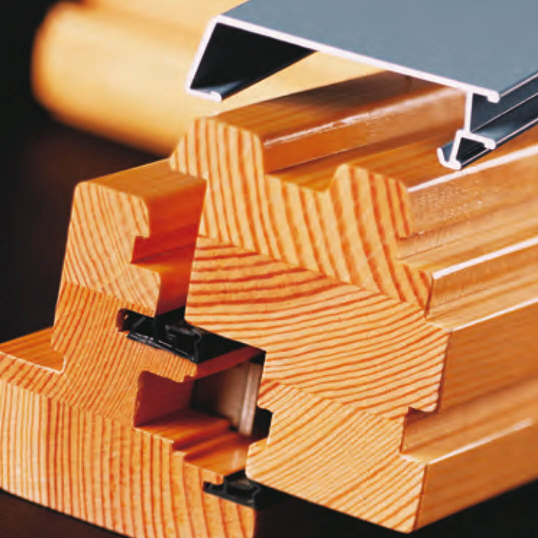 Hochwertiges Fensterprofil aus PVC mit isolierenden Kammern für Energieeffizienz.