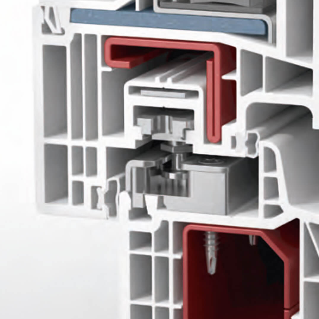 Hochwertiger Kunststofffensterrahmen mit isolierenden Dichtungen und Beschlägen.