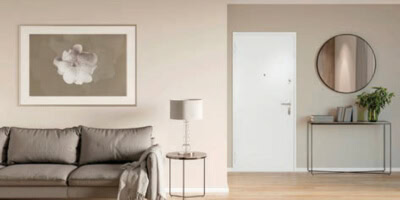 Innenraum mit modernem Sofa, Wandbild und Spiegel, helle Einrichtung, stilvoll und gemütlich.