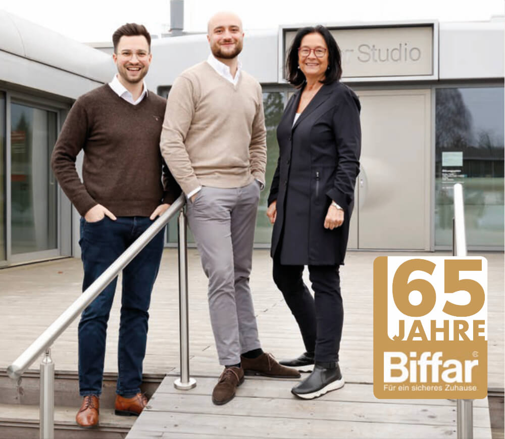 Team von Biffar vor dem Firmengebäude, Fokus auf Innovation und Zusammenarbeit.