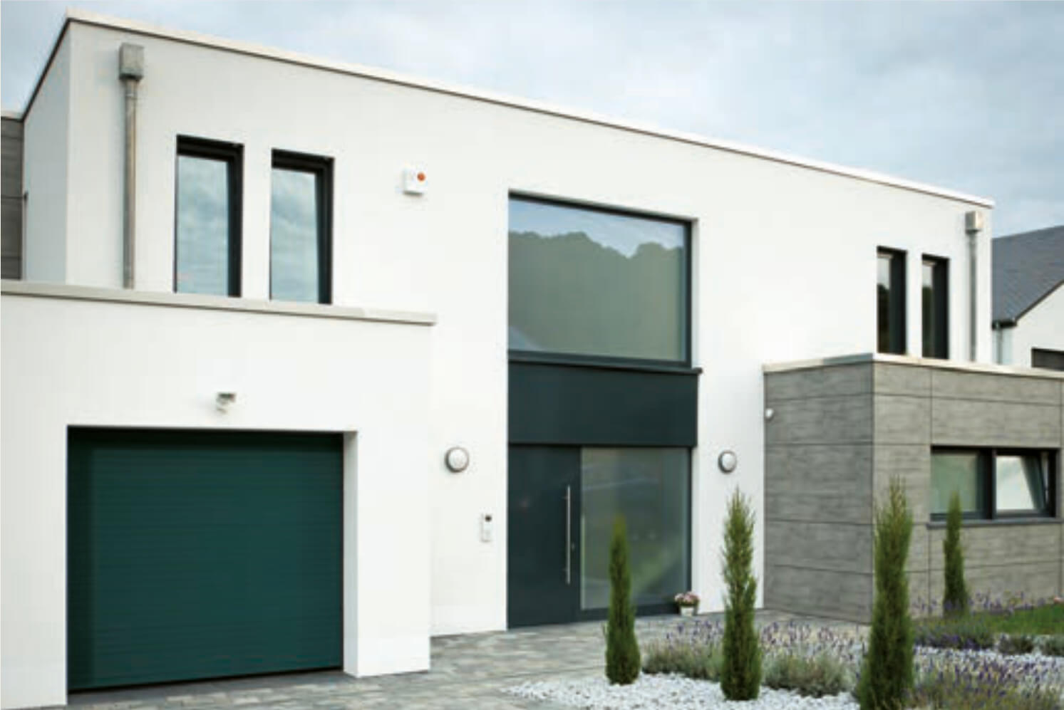 Hochwertiges modernes Haus mit minimalistischer Architektur und großen Fenstern.