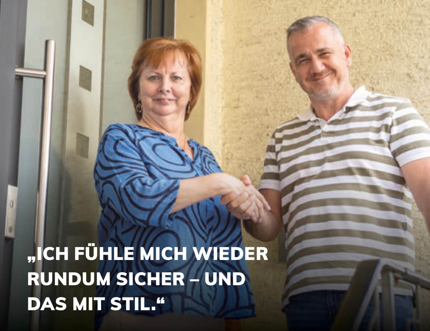 Sicheres, stilvolles Händeschütteln zwischen zwei Personen vor einem Gebäude.