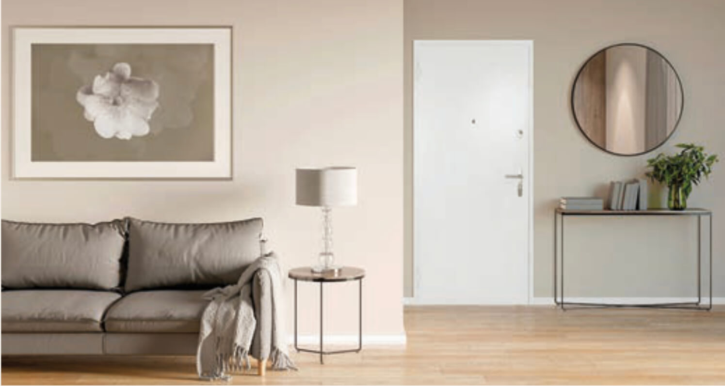 Moderner Eingangsbereich mit Sofa, Spiegel und Dekoration in hellem, minimalistischen Design.