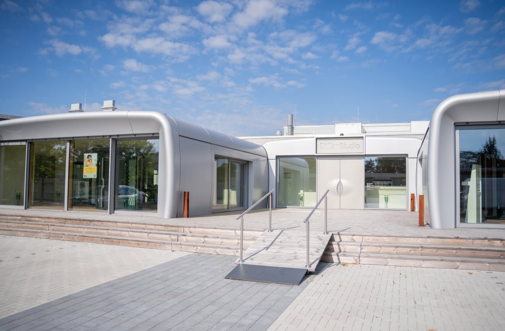 Moderne Bürogebäude mit barrierefreiem Zugang und innovativem Design in Deutschland.