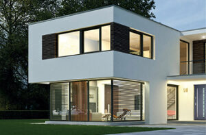 Moderne weiße Villa mit großen Fenstern und Holzjalousien, stilvolle Architektur, Biffar Entwicklung.