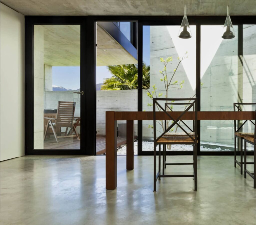 Moderner Innenraum mit Glastüren und Balkon, hochwertiges Design, Naturblick, Innenarchitektur.