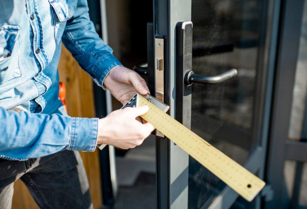 Sicherheitsreparatur an einem Türenverschluss, Verifizierung durch Vermessung, professionelle Türsicherung, Biffar.