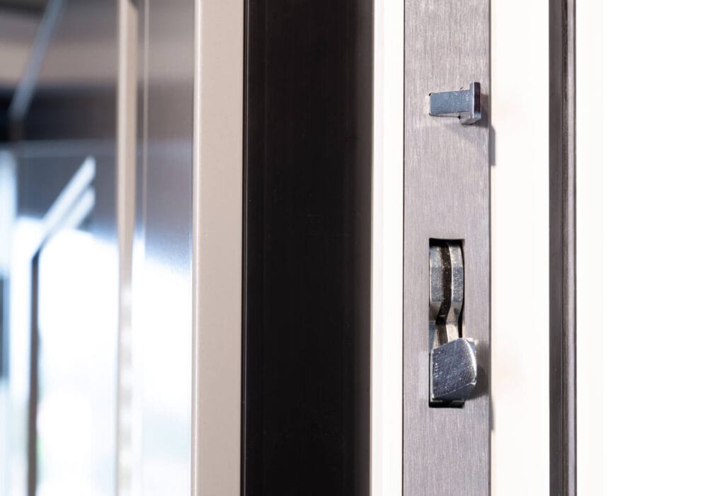 Sicherungskasten mit elektrischen Schutzschaltern und Steckdosen | Biffar.