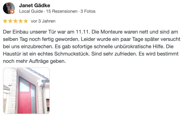 Eingebaute rote Tür mit moderner Optik und hochwertiger Handwerksqualität.