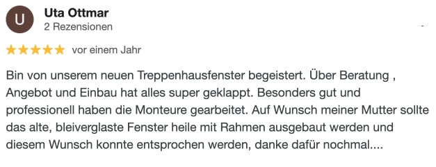 Modernes Treppenhausfenster mit maßgeschneidertem Rahmen für optimale Lichtqualität.