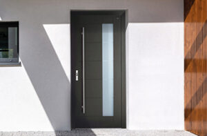 Moderner schwarzer Eingangstür mit Glasdetails, stilvoller Hauszugang, Biffar Fokus.