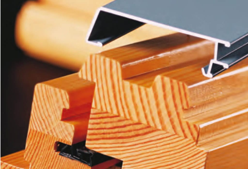 Hölzerner Baustoff mit Aluminiumprofil für optimale Bau- und Renovierungslösungen.