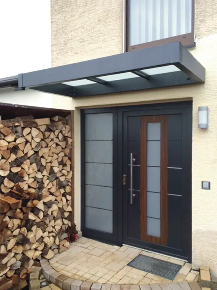 1. Moderne Haustür mit Lichtausschnitten und Holzakzenten, robustes Design.