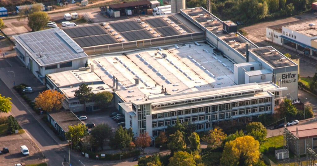 Moderner Firmengebäude mit Solaranlagen und nachhaltiger Energieversorgung in Deutschland.