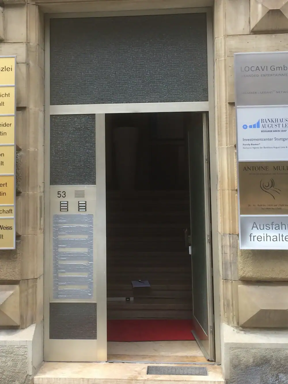 Stahltür mit Nummer 53 in einem schicken Bürogebäude, moderner Eingangsbereich, barrierefreier Zugang, hochwertige Gestaltung.