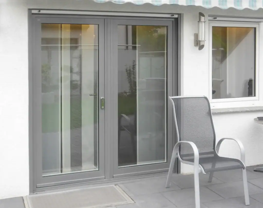 Hochwertige Aluminium-Mehrzweck-Schiebetür für barrierefreien Zugang.