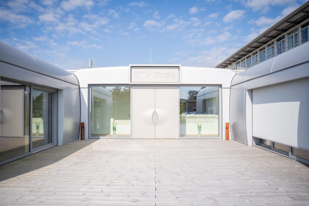 Modernes Gebäude mit Biffar Studio Logo, innovative Architektur, Design, Bürogebäude.