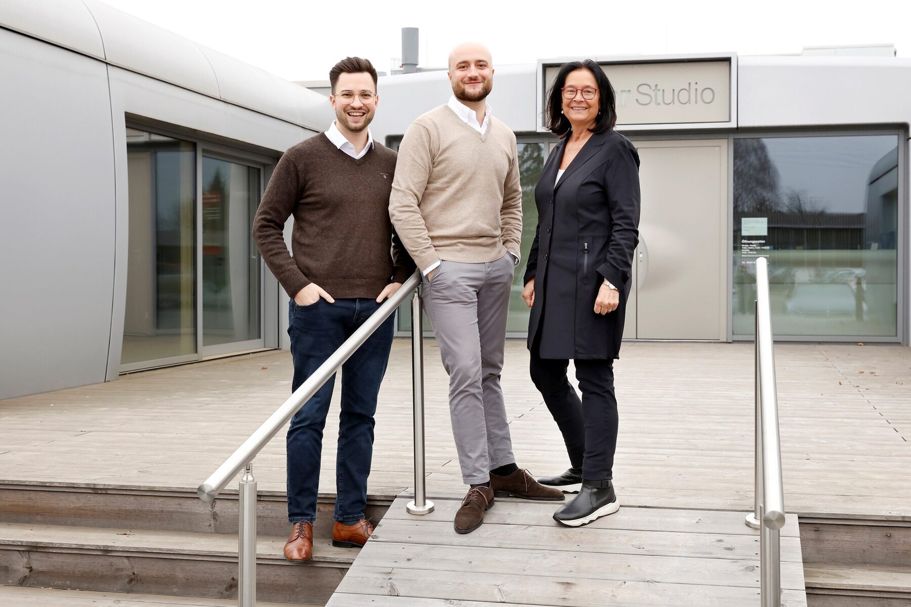 Hochwertiges Firmenfoto von Biffar Team vor modernen Bürogebäude, innovative Digitalisierung, professionelle Beratung.